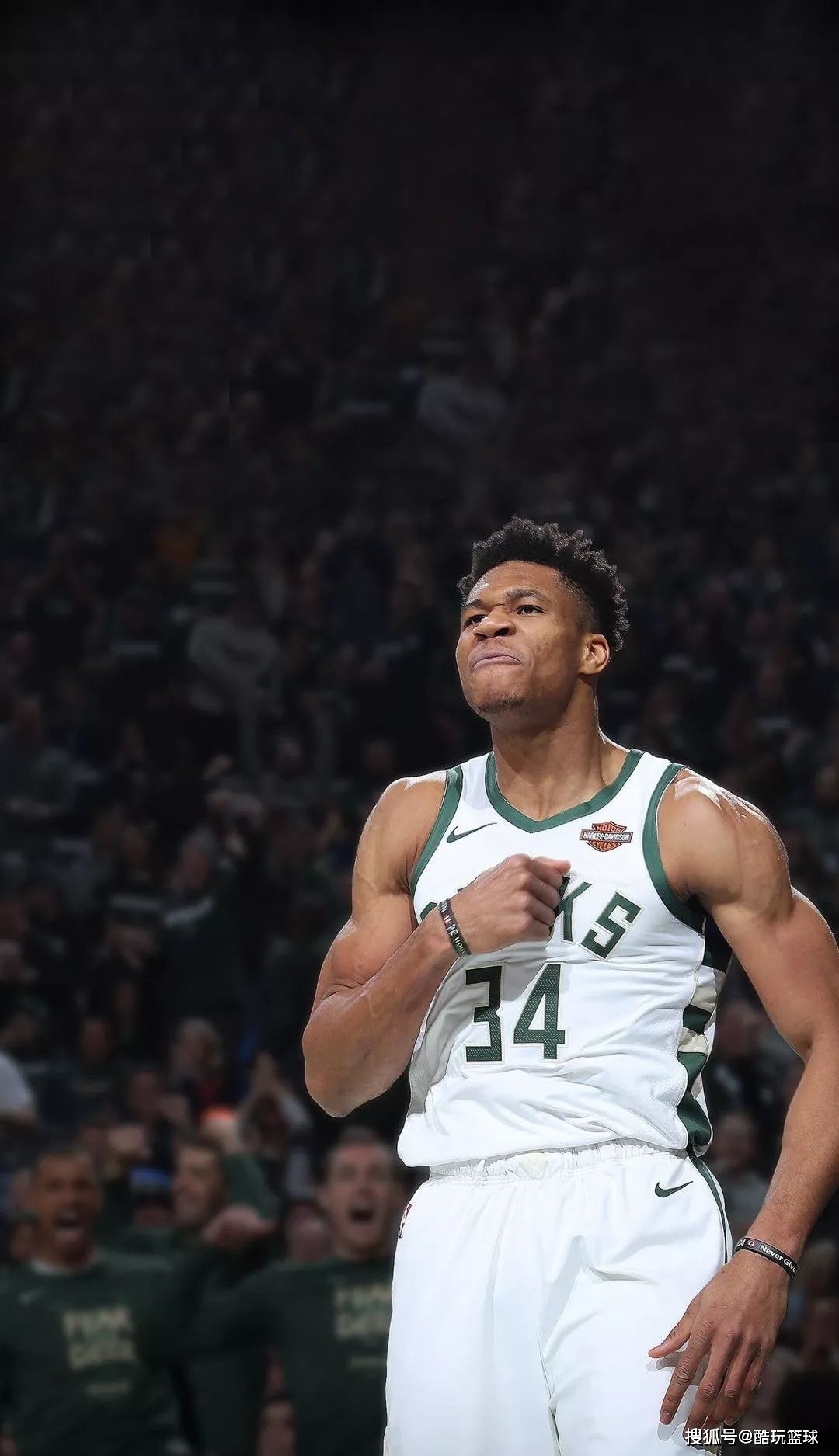 刘璇陪5岁女儿练体操，手持长棍严厉还疲惫，住300平豪宅又大又乱