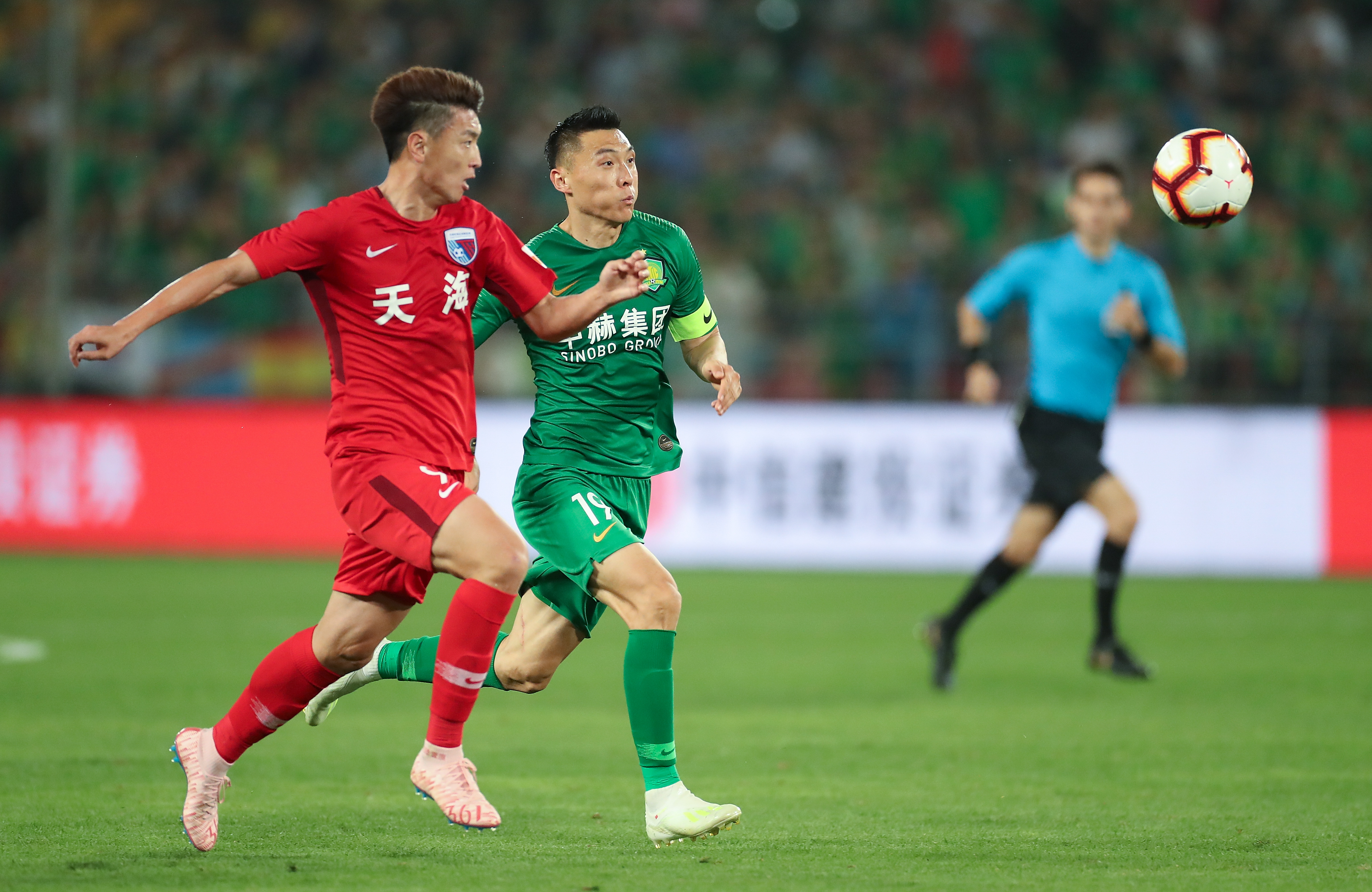 亚特兰大勇士在 2021 年击败太空人夺冠，弗里曼捧起冠军奖杯后转投道奇