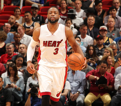 Uzi完成入选名人堂仪式，一身中山装太帅了